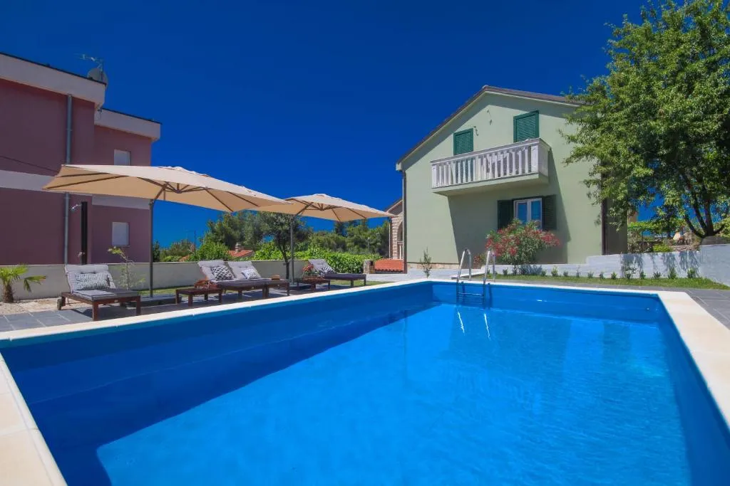 Dandy apartment with pool 2 bedrooms，位于耶泽拉的酒店
