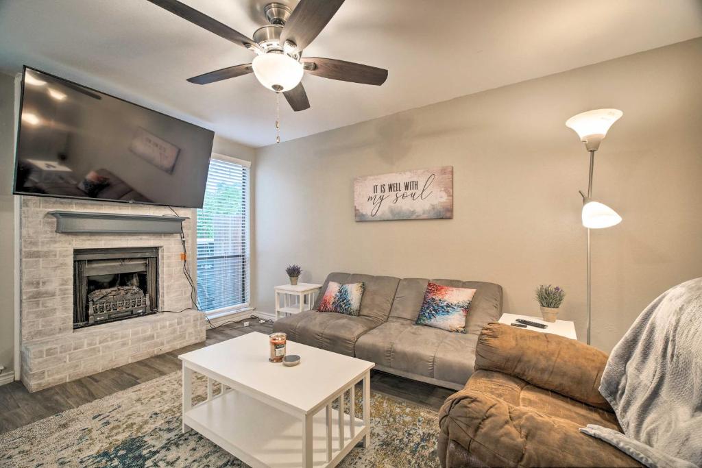 Charming Condo with Pool about 2 Mi to Texas A and M! photo