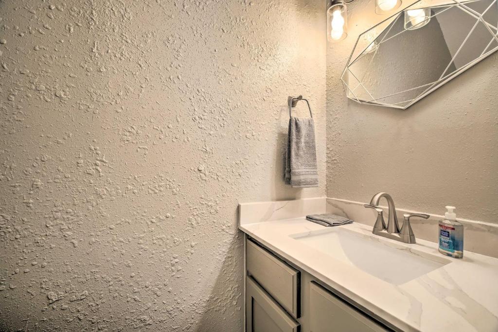 Charming Condo with Pool about 2 Mi to Texas A and M! photo