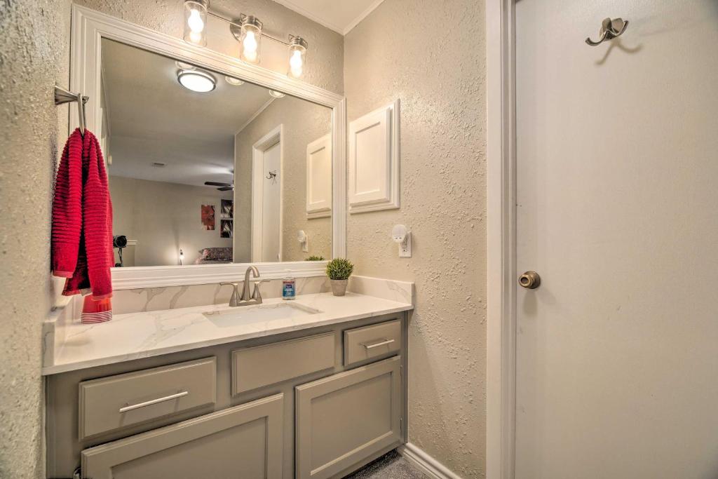 Charming Condo with Pool about 2 Mi to Texas A and M! photo
