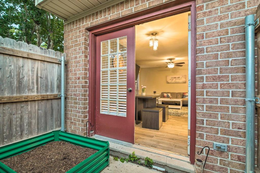 Charming Condo with Pool about 2 Mi to Texas A and M! photo