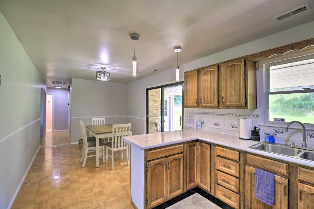 Bluefield Retreat with Pool Table Near Parks 전경