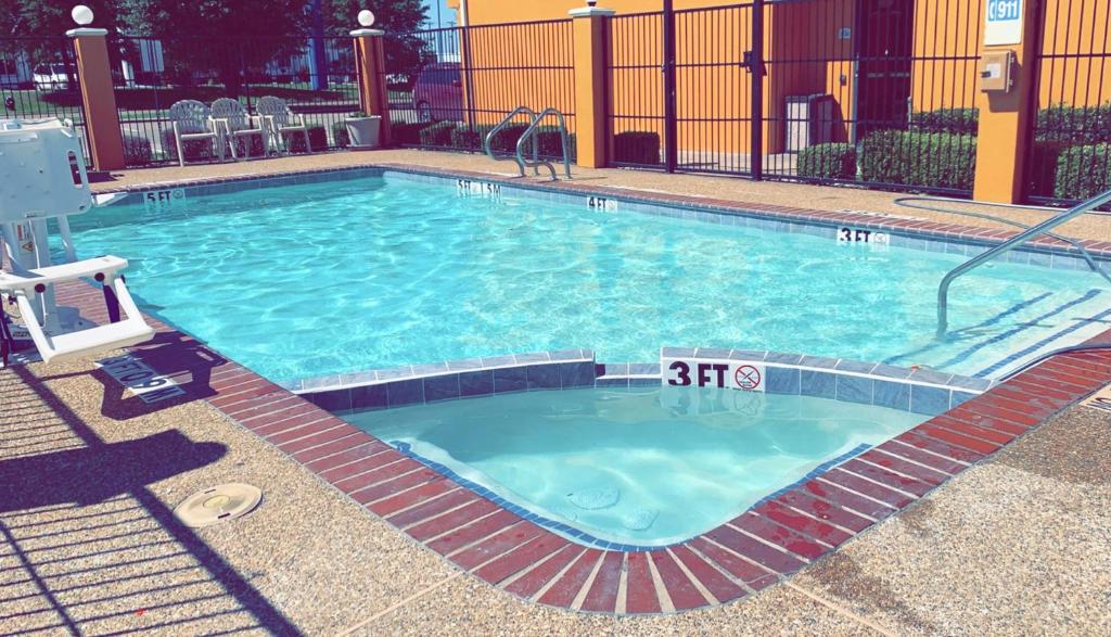 Quality Inn Hillsboro スイミングプール