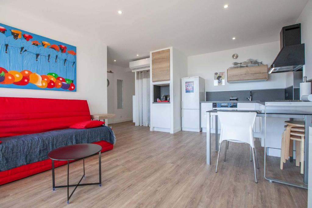 Très beau T2 climatisé refait à neuf, vue mer panoramique exceptionnelle à 120m à pied de la plage - 4
