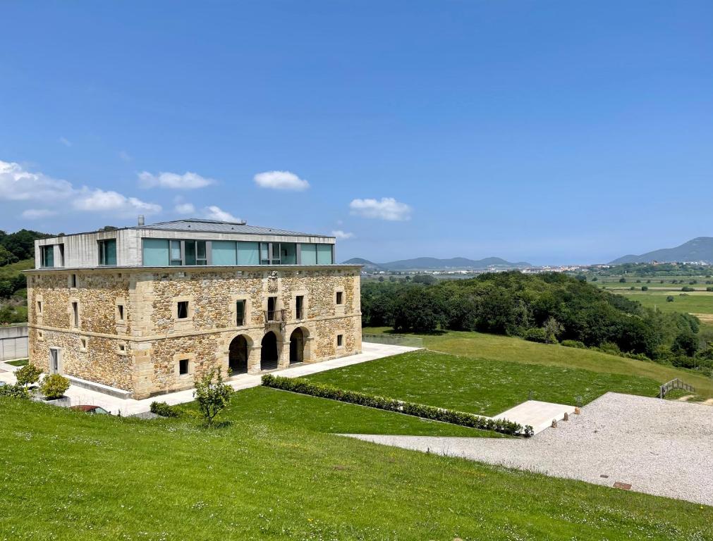 Hotel Pico Velasco, Carasa