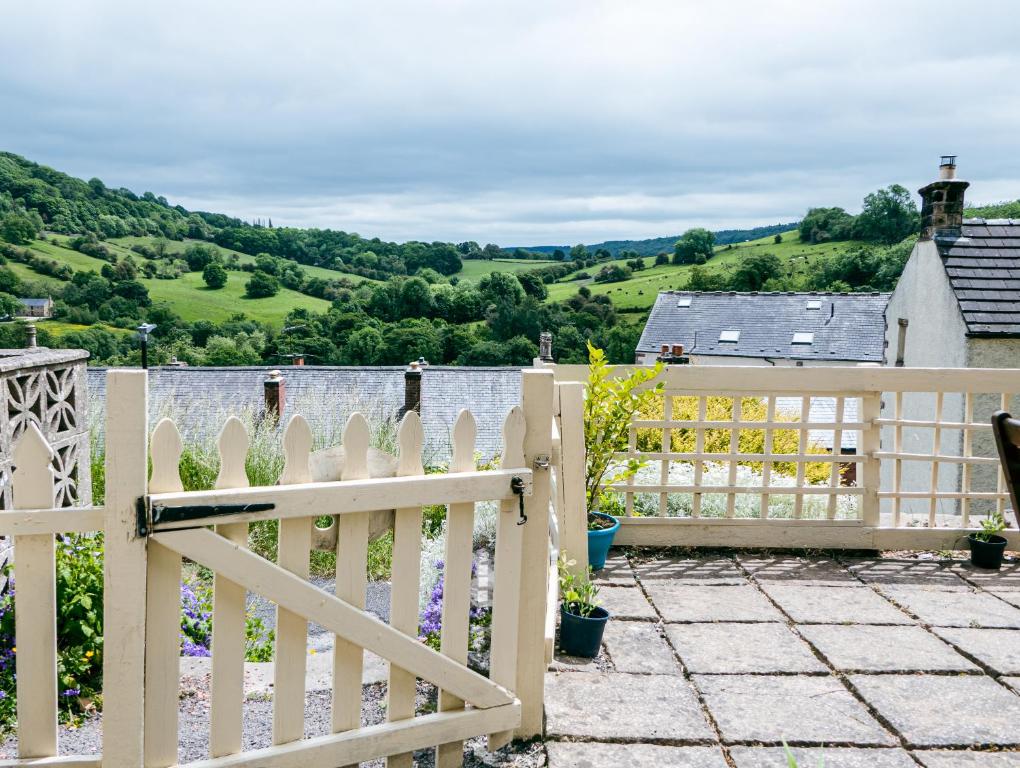 Painter's Cottage, Matlock - pet-friendly stay