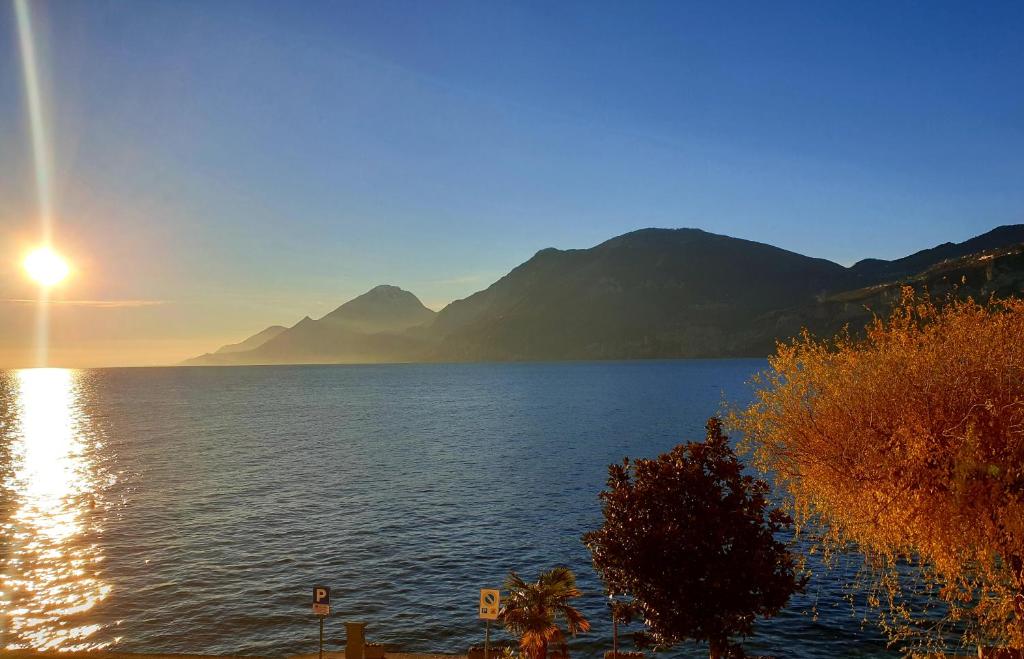 Assenza Lake Front Sweet Apartment — Hotel in Brenzone