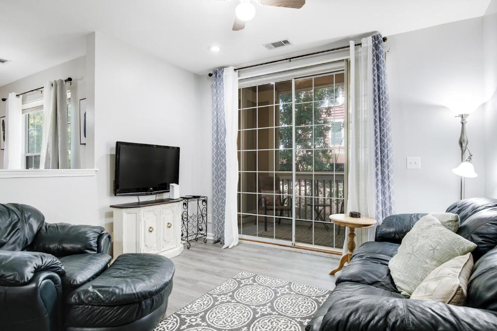 1600 Long Grove, Charleston