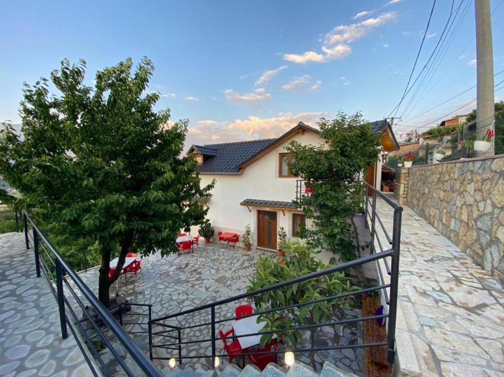 Bixhaku GuestHouse — Hotel in Gjirokaster