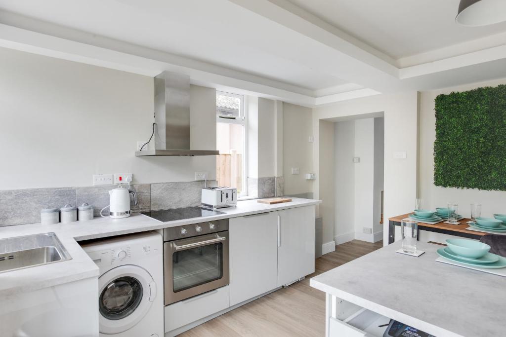 Spacious Three Bedroom House - Free Parking & Wifi 전경