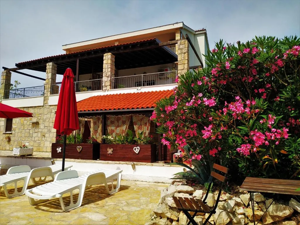 Apartments Kaić, hotel in Rogač