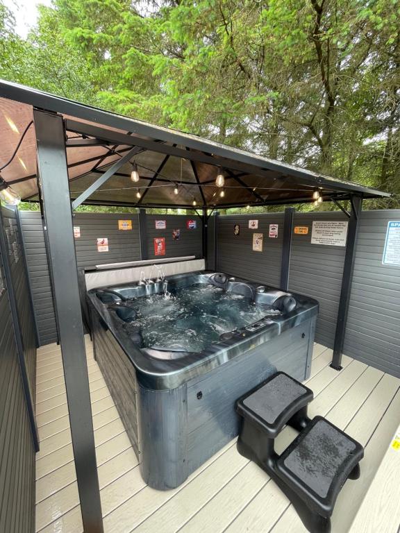 Pheasant's Hollow - 2 bed hot tub lodge with free golf, NO BUGGY, Swarland