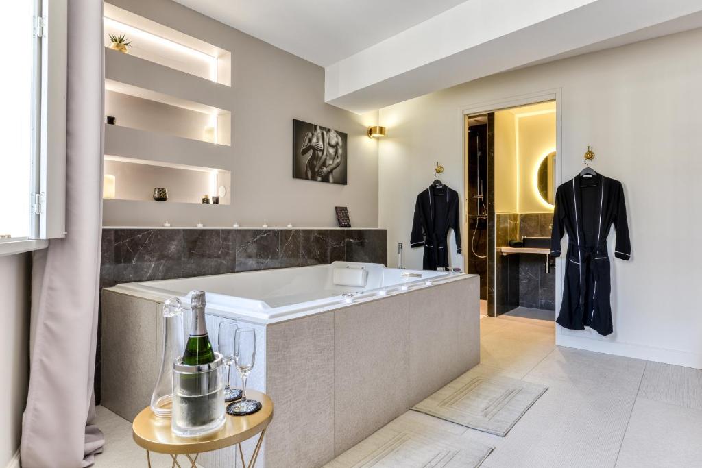 Les Gîtes de Laure - O Lit Divin, Instant de volupté, BALNEO SAUNA, Climatisation, 160m de la Cité Médiévale - 2