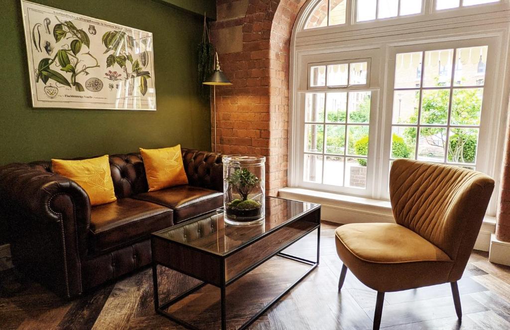 The Botanist's Hideout - Luxury Retreat with Parking, York