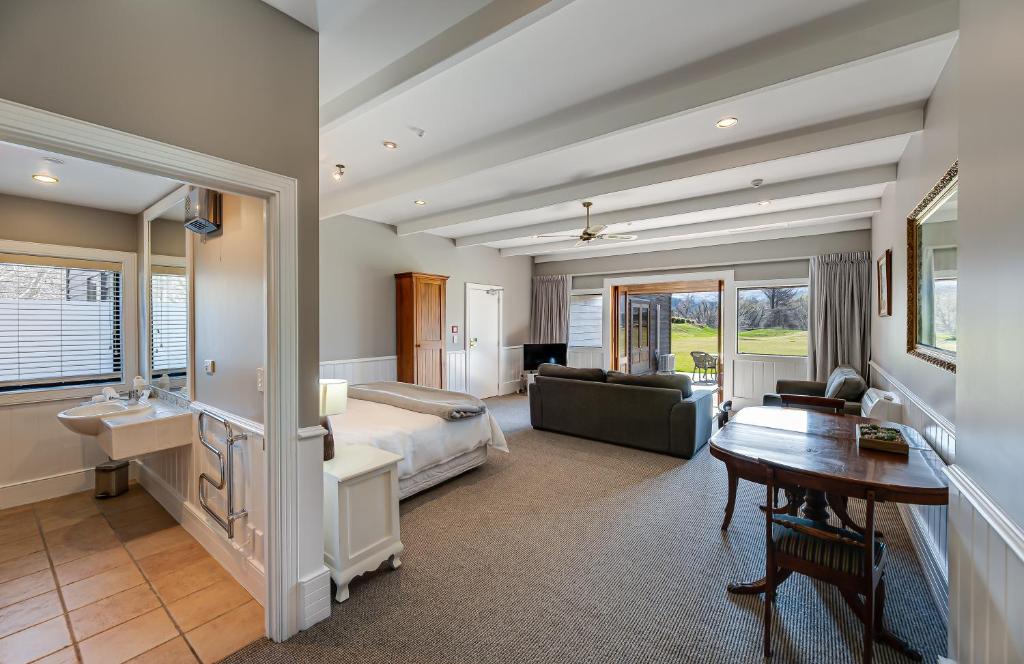 Manata Homestead & Lodge photo