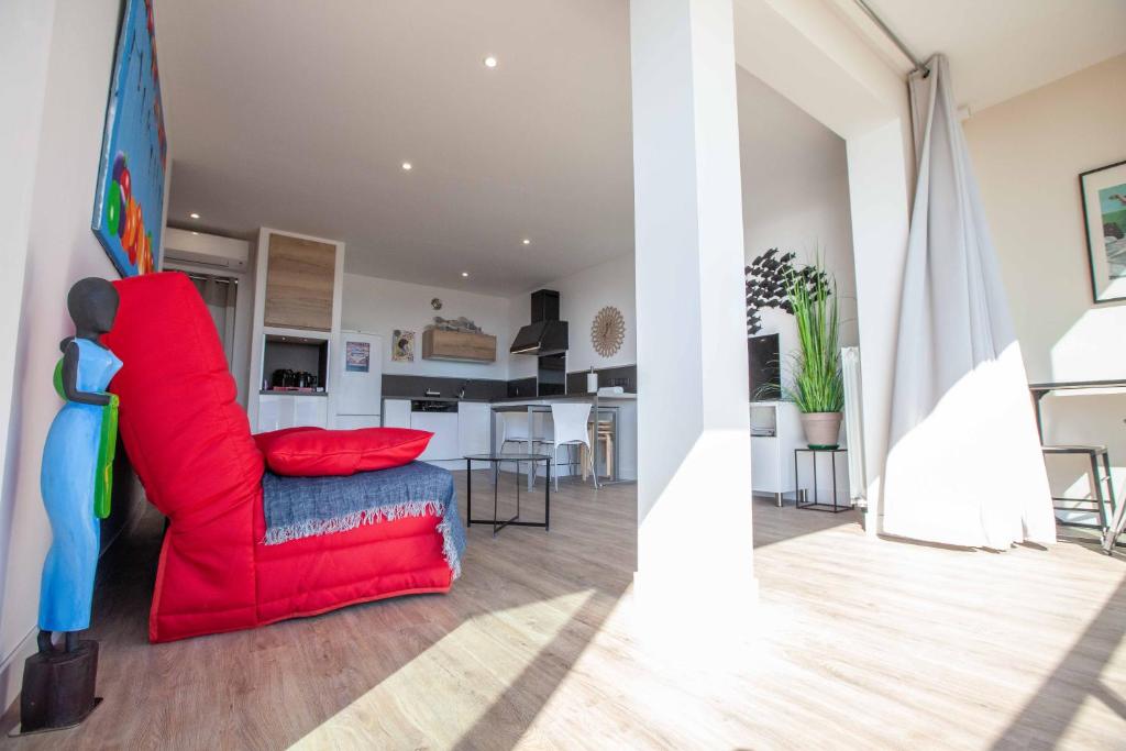 Très beau T2 climatisé refait à neuf, vue mer panoramique exceptionnelle à 120m à pied de la plage - 3