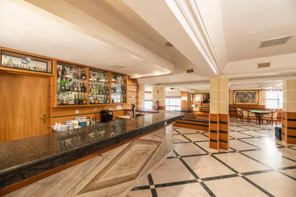 Bar/lounge, Hotel Baia De Monte Gordo in Vila Real de Santo Antonio