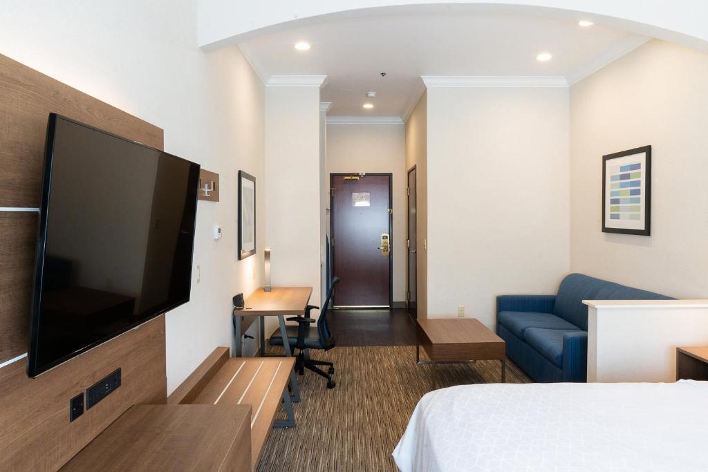 Holiday Inn Express & Suites Davis - University Area photo