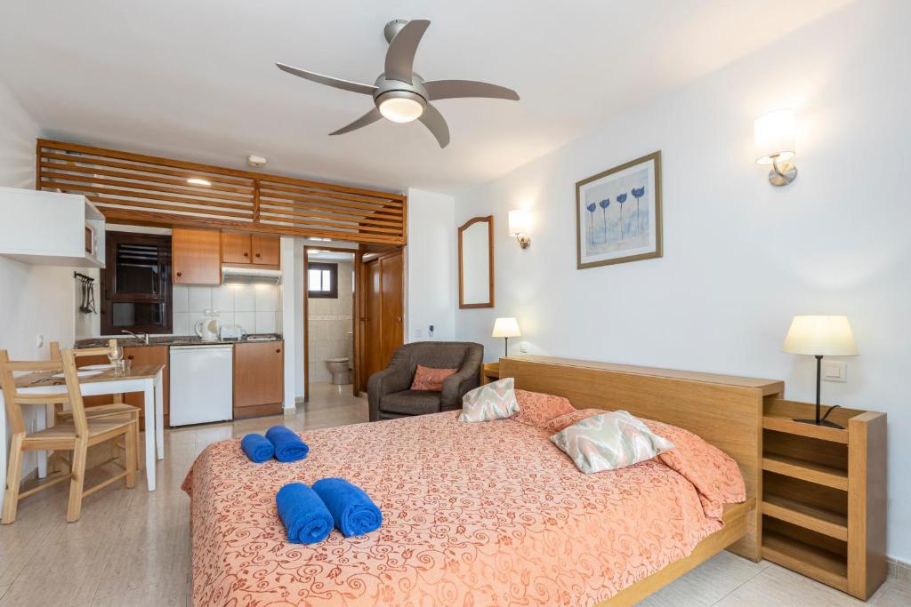 Apartamentos las Lilas — Hotel rooms in Puerto del Carmen, Canary Islands