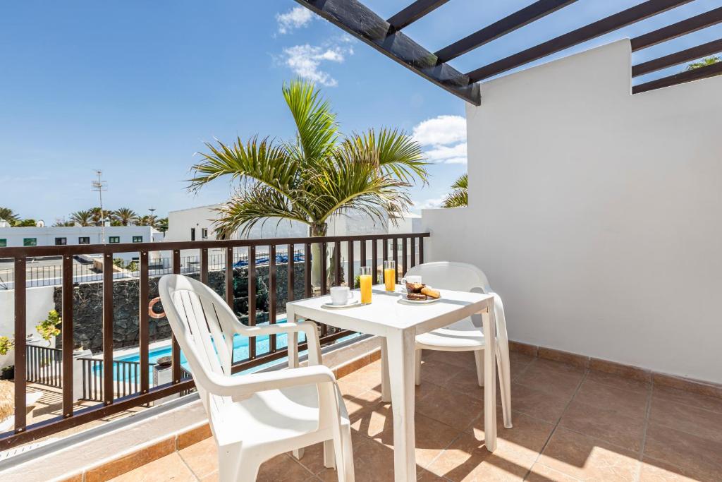 Apartamentos las Lilas — Hotel rooms in Puerto del Carmen, Canary Islands