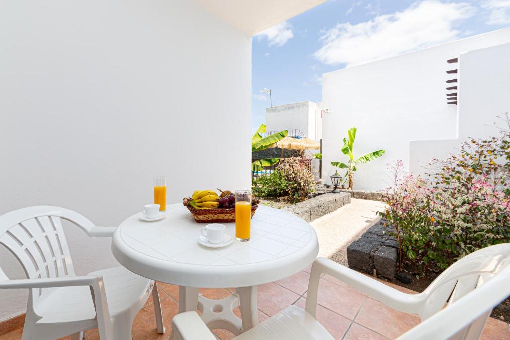 Apartamentos las Lilas — Hotel building in Puerto del Carmen, Canary Islands