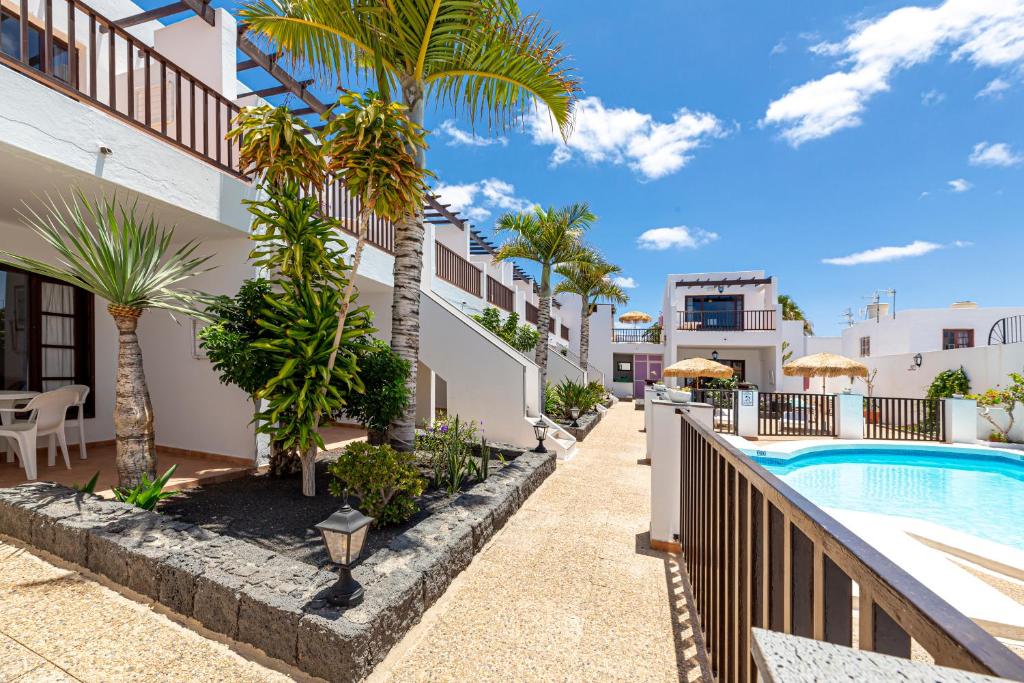 Apartamentos las Lilas — Hotel building in Puerto del Carmen, Canary Islands