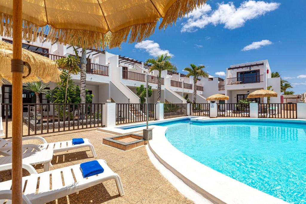 Apartamentos las Lilas — Swimming pool in Puerto del Carmen, Canary Islands