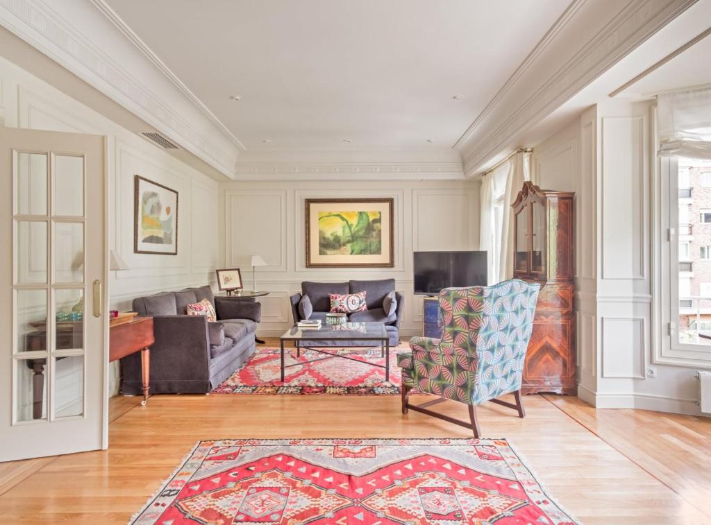 Elegant 3-Bedroom Apartment in Exclusive Barrio Salamanca Stylish & Spacious - 2