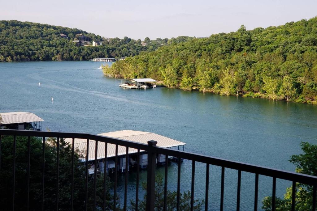 Kimberling City Escape with Dock Access and Boat Slips en Kimberling