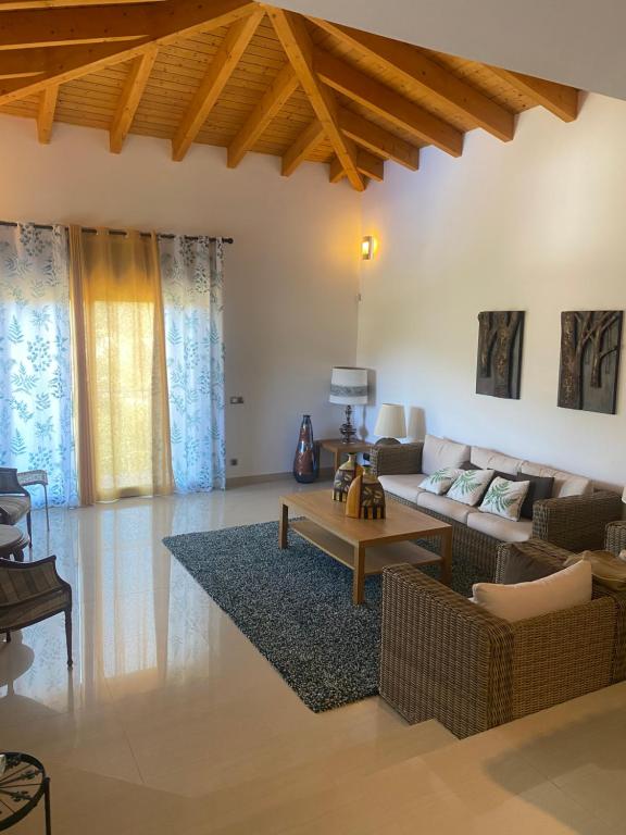 4 Bed Villa - Sleeps 9- Pool - Garden - Parking - 3