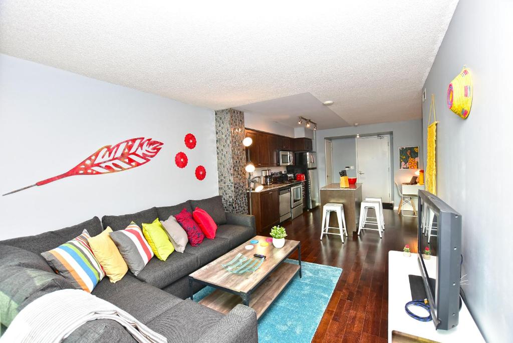 Downtown Condo, Free Parking &amp; Amenities — Hotel in Toronto (ON)
