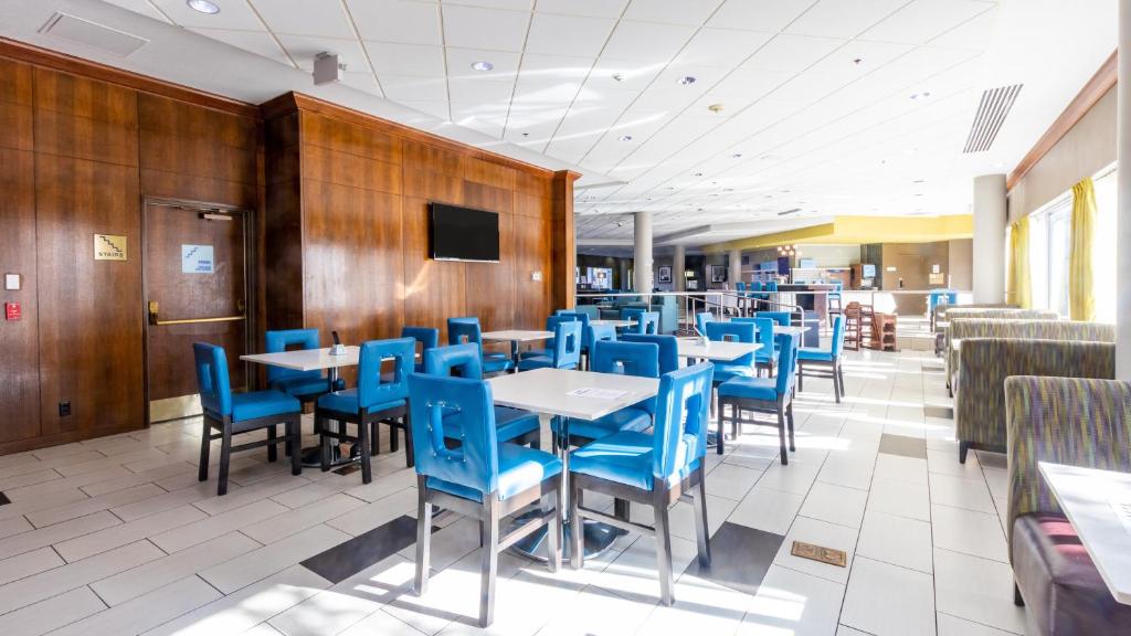 Holiday Inn Express BOISE-UNIVERSITY AREA Photo 44