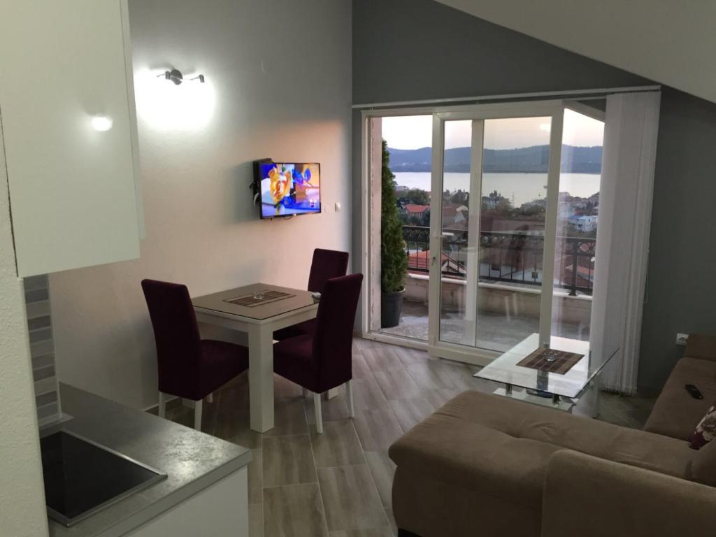 Apartman Lena — Hotel in Tivat