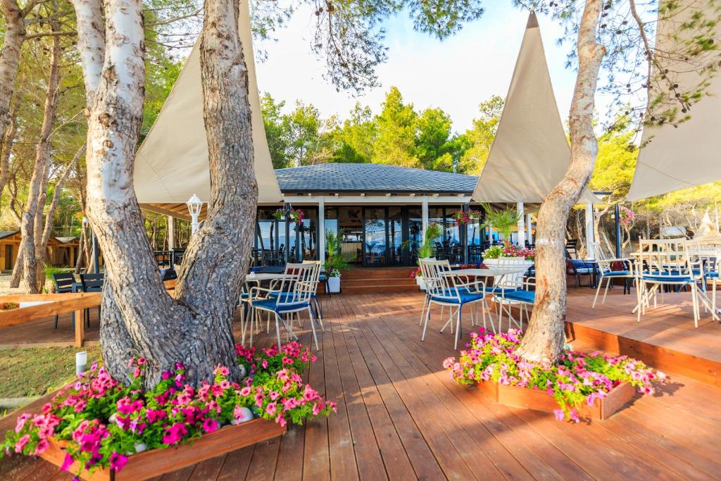 ECUADOR Resort, Zvërnec