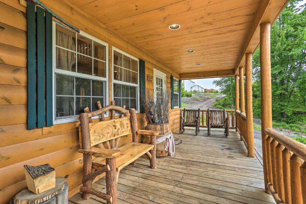 Porch, Fire Pit and Valley Views Blakely Cabin!, Blakely