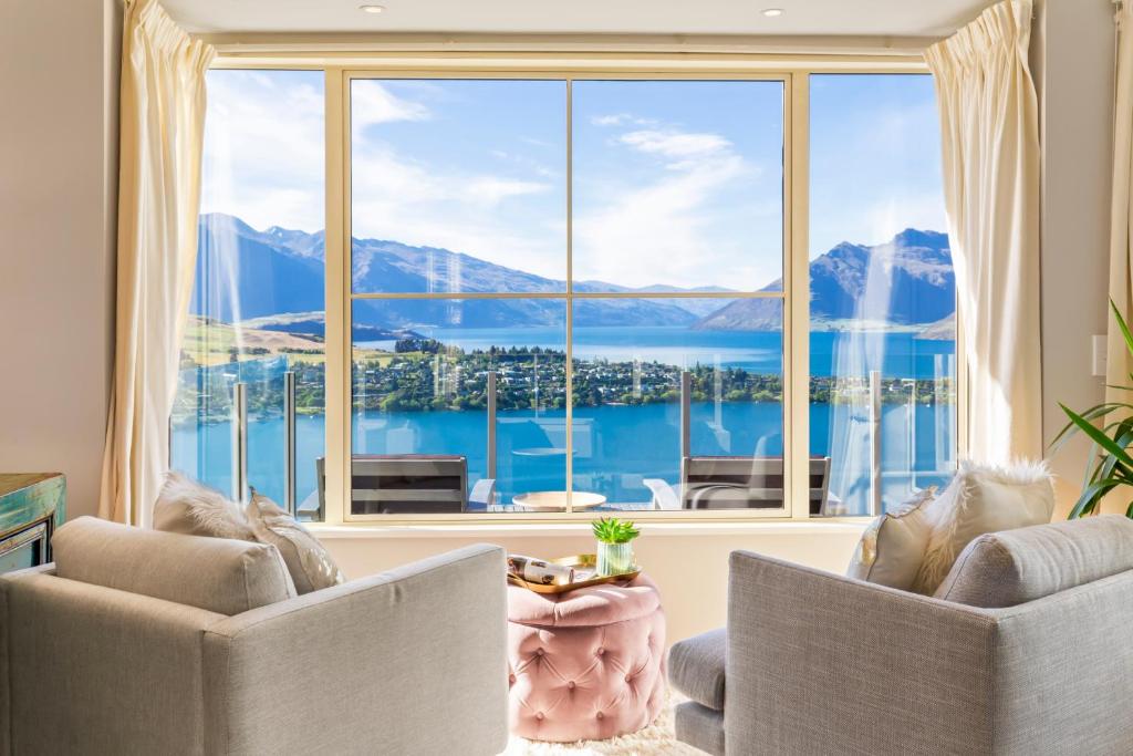 Unbeatable Panoramic Lake & Mountain & Garden Views, Queenstown