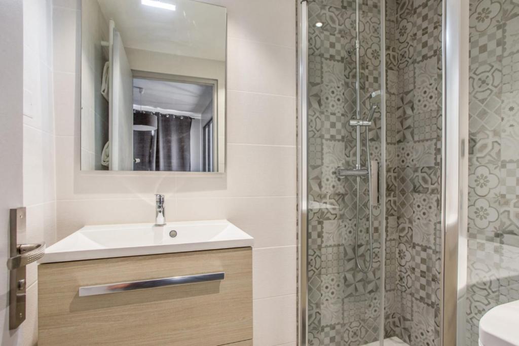 Modern 1br with terrace and a breathtaking view in Annecy photo