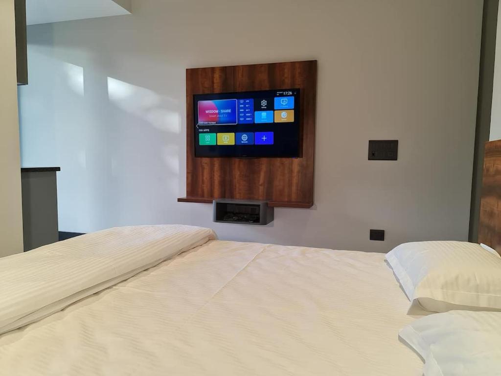Apt# ONE-FOUR-TWO - with Lift - High Speed Wifi - Smart TV photo