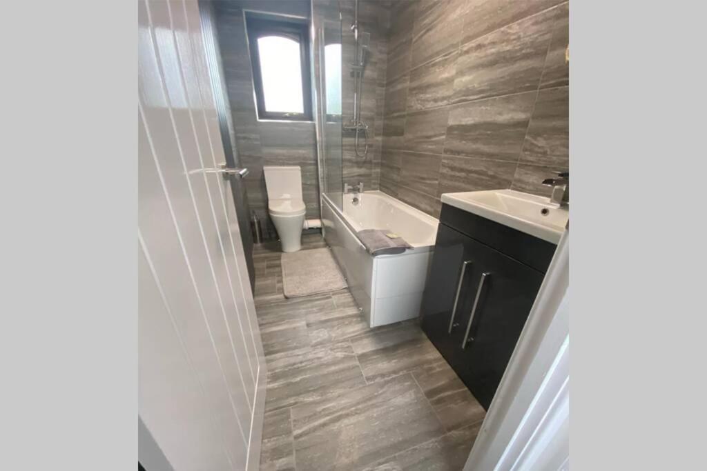 Newly Refurbished Beautiful Location 1 Bedroom Residential House sleeps 4 photo