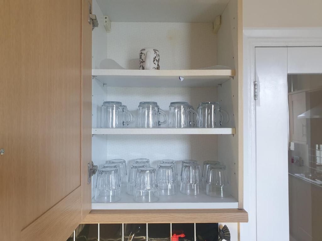 London Luxury 2 Bedroom Flat 5min walk from Overground, with FREE WIFI, FREE PARKING-Sleeps x6 photo