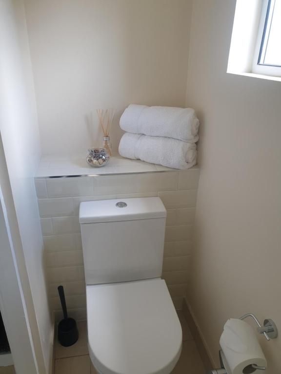 London Luxury 2 Bedroom Flat 5min walk from Overground, with FREE WIFI, FREE PARKING-Sleeps x6 photo