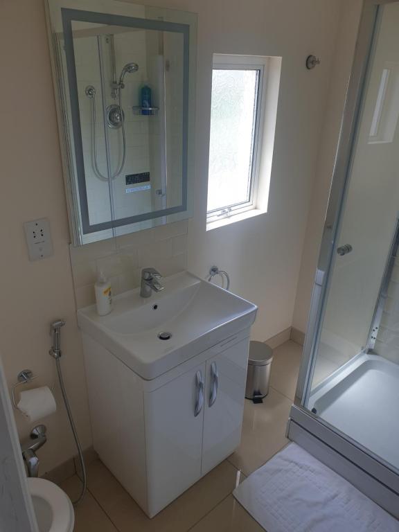 London Luxury 2 Bedroom Flat 5min walk from Overground, with FREE WIFI, FREE PARKING-Sleeps x6 photo