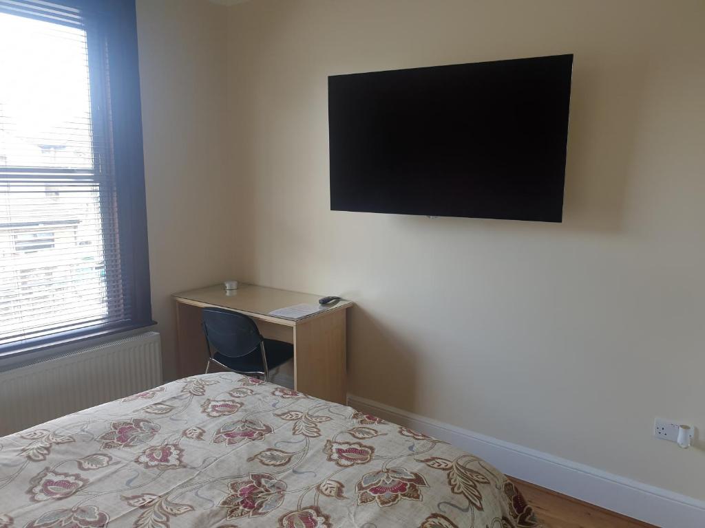 London Luxury 2 Bedroom Flat 5min walk from Overground, with FREE WIFI, FREE PARKING-Sleeps x6 photo