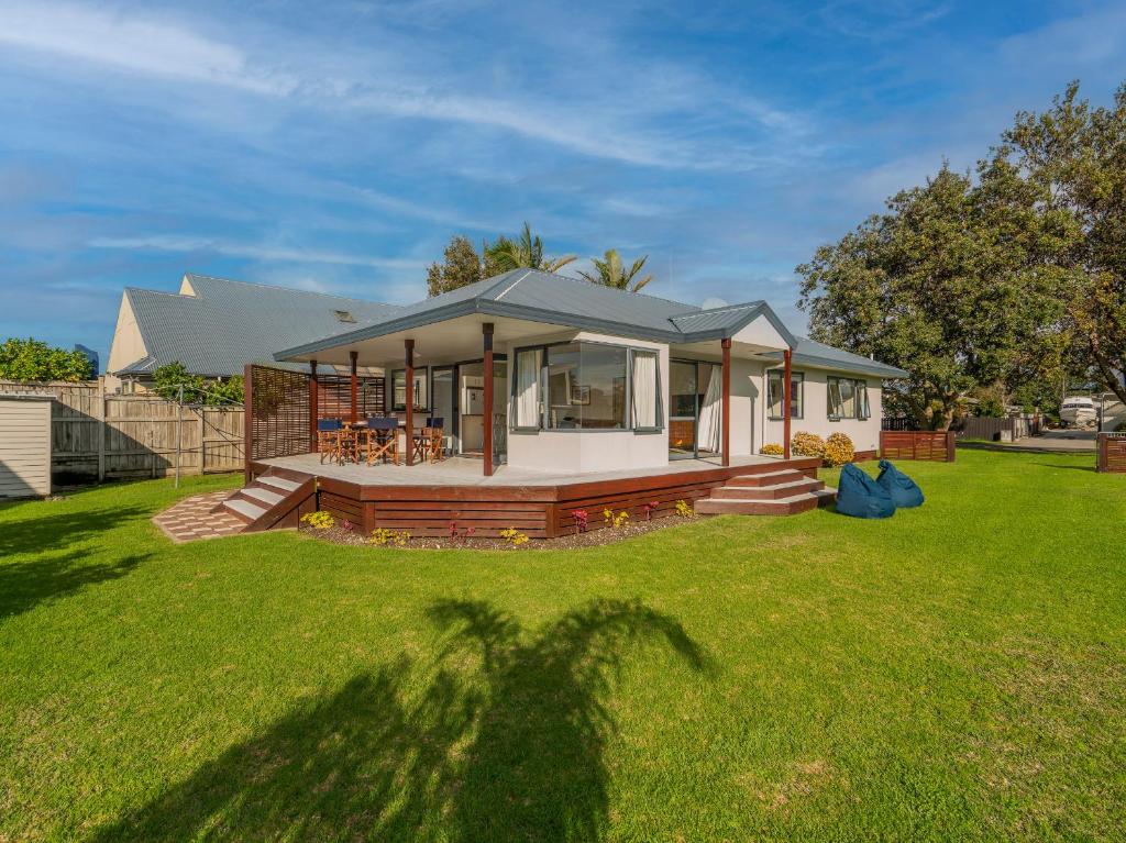 Sunlight Bach - Whitianga Holiday Home, Whitianga