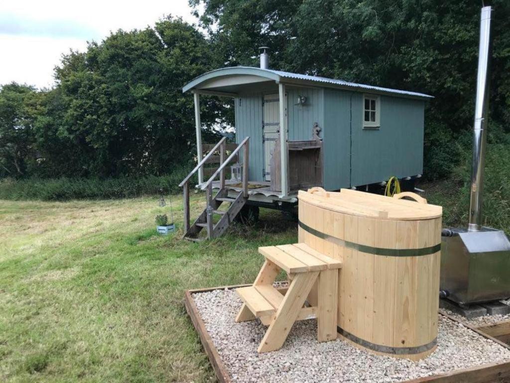 1 Bed Shepherds Hut - Sleeps 2 -Wood Fired Hot Tub, Charlton Musgrove