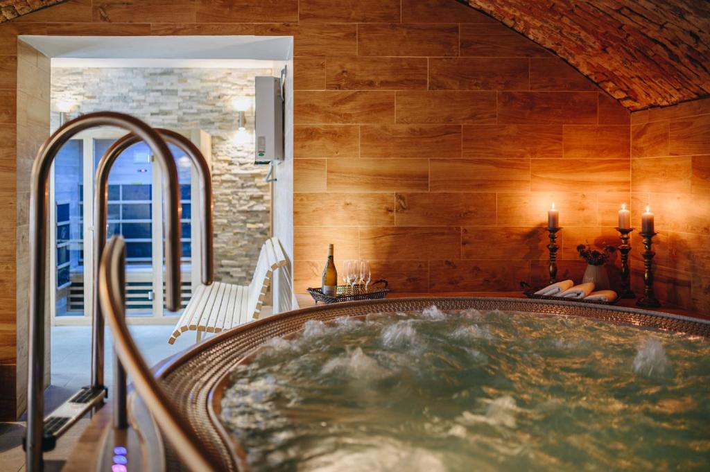 Hot tub, Hotel Snezne in Snezne