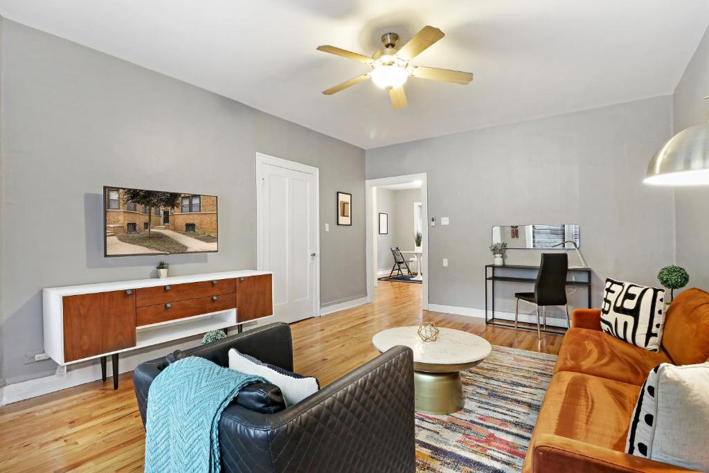 Cozy Modern 1BR Apt, 10-min Walk to Wrigley Field - Stratford 1E 3E rep photo