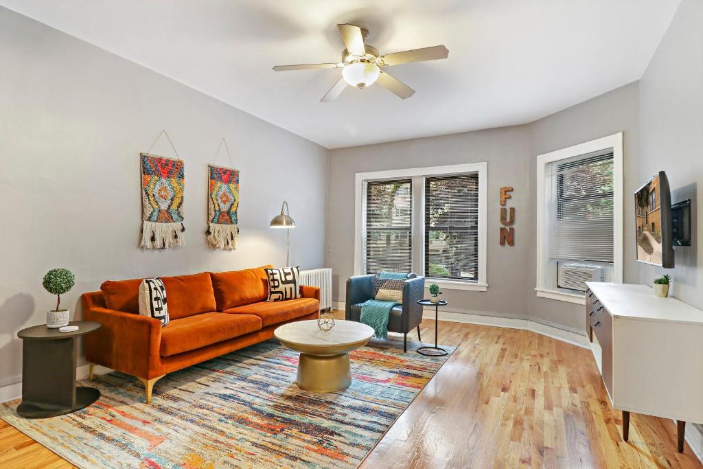 Cozy Modern 1BR Apt, 10-min Walk to Wrigley Field - Stratford 1E 3E rep — Hotel in Chicago (IL)