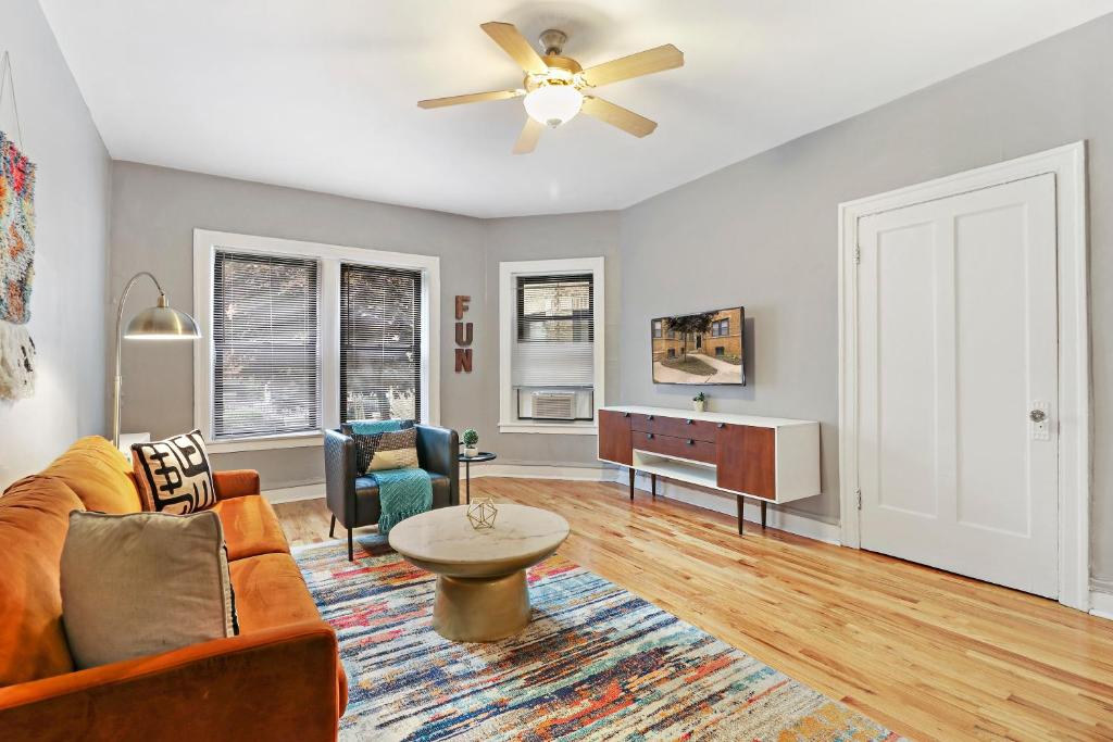 Cozy Modern 1BR Apt, 10-min Walk to Wrigley Field - Stratford 1E 3E rep photo