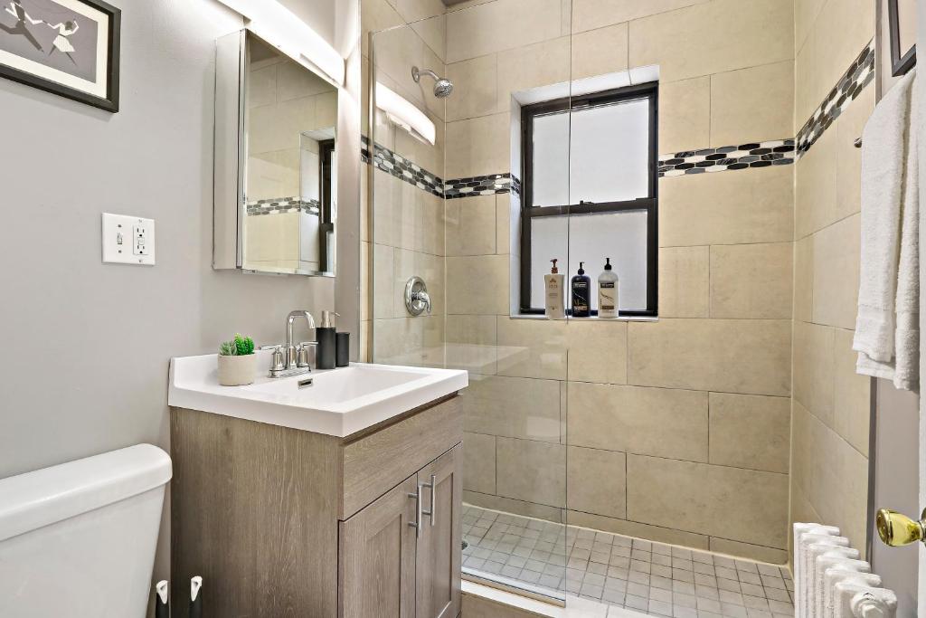 Cozy Modern 1BR Apt, 10-min Walk to Wrigley Field - Stratford 1E 3E rep photo